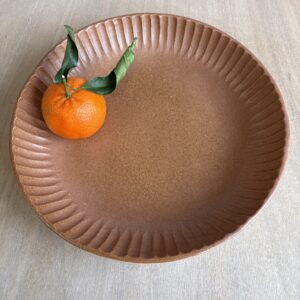 Plat rond décor creusé vieux rose / terracotta