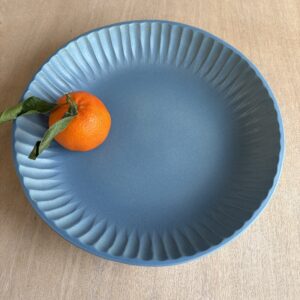 Plat rond décor creusé bleu clair