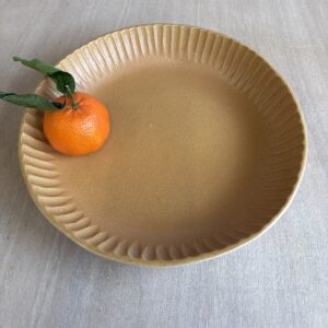 Plat rond décor creusé jaune moutarde