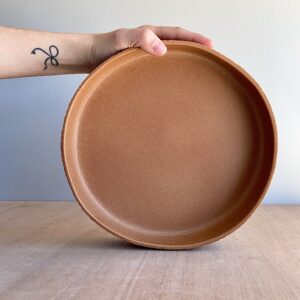 Grand plat bord haut décor creusé vieux rose / terracotta