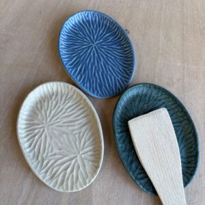 Repose-cuillère décors creusés aléatoires