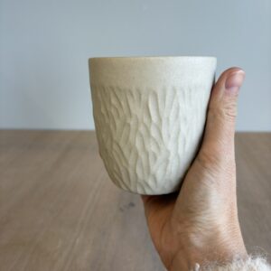 Très Grande tasse ou Mug sans anse naturel décor creusé fin