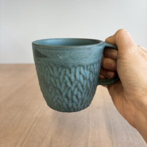 Mug vert-bleu décor creusé fin