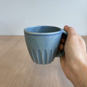 Mug bleu clair décor creusé large