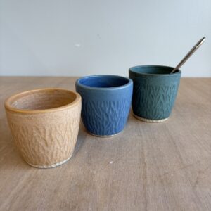 Tasse à café long décor creusé fin