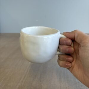 Grande tasse blanche avec anse