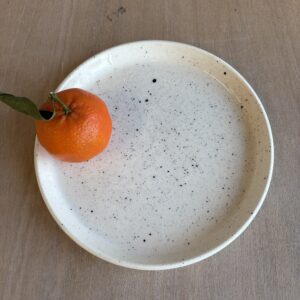 Assiette à bord droit blanche mouchetée